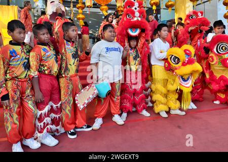 Jeunes garçons thaïlandais habillés dans leurs tenues colorées de danse du lion pour les célébrations du nouvel an chinois à Phuket Town, en Thaïlande Banque D'Images