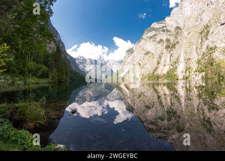 Vue sur l'Obersee depuis le sentier de randonnée vers la cascade de Rothenbach, Köningssee, le parc national de Berchtesgaden, les Alpes européennes en Allemagne. Banque D'Images