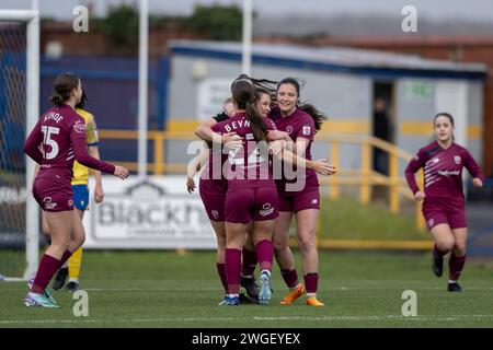 Barry, Royaume-Uni. 4 février 2024. Siobhan Walsh de Cardiff City Women célèbre avoir marqué le but d'ouverture lors du Genero Adrian Premier Match entre Barry Town United Women et Cardiff City Women au Jenner Park Stadium à Barry le 4 février 2024. Cette image ne peut être utilisée qu'à des fins éditoriales. Usage éditorial uniquement. Crédit : Ashley Crowden/Alamy Live News Banque D'Images