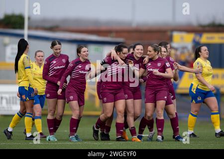 Barry, Royaume-Uni. 4 février 2024. Siobhan Walsh de Cardiff City Women célèbre avoir marqué le but d'ouverture lors du Genero Adrian Premier Match entre Barry Town United Women et Cardiff City Women au Jenner Park Stadium à Barry le 4 février 2024. Cette image ne peut être utilisée qu'à des fins éditoriales. Usage éditorial uniquement. Crédit : Ashley Crowden/Alamy Live News Banque D'Images