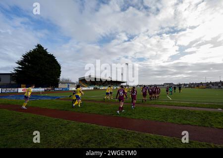 Barry, Royaume-Uni. 4 février 2024. Les joueuses prennent le terrain lors du Genero Adrian Premier Match entre Barry Town United Women et Cardiff City Women au Jenner Park Stadium à Barry le 4 février 2024. Cette image ne peut être utilisée qu'à des fins éditoriales. Usage éditorial uniquement. Crédit : Ashley Crowden/Alamy Live News Banque D'Images