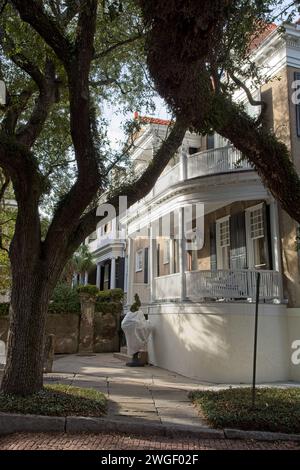 piazza de deux étages sur le côté de 1909 style Renaissance coloniale Albert W. Todd House sur Church Street - Charleston Caroline du Sud ; novembre 2023 Banque D'Images