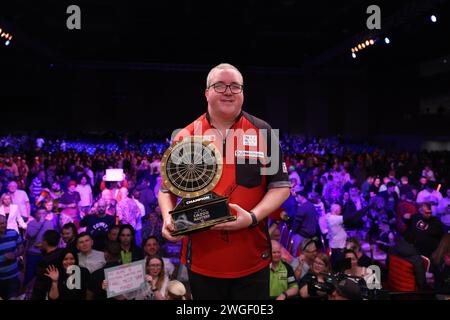 Marshall Arena, Milton Keynes, Royaume-Uni. 4 février 2024. 2024 PDC Cazoo Darts Masters Day 3, soirée session ; Stephen Bunting célèbre avec le trophée Cazoo Masters crédit : action plus Sports/Alamy Live News Banque D'Images