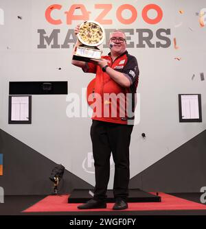 Marshall Arena, Milton Keynes, Royaume-Uni. 4 février 2024. 2024 PDC Cazoo Darts Masters Day 3, soirée session ; Stephen Bunting célèbre avec le trophée Cazoo Masters crédit : action plus Sports/Alamy Live News Banque D'Images