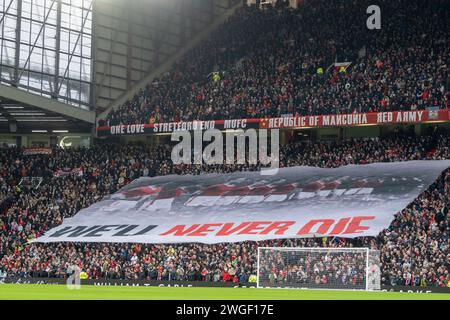 Manchester, Royaume-Uni. 04 février 2024. Manchester, Angleterre, 4 février 2024 : hommage des fans dans le Stretford End aux Busby Babes 8, Geoff Bent, Roger Byrne, Tommy Taylor, Duncan Edwards, Eddie Colman, David Pegg, Billy Whelan et Mark Jones qui ont perdu la vie le 6 février 1958 dans ce qui est devenu connu sous le nom de Munich Air Disaster avant le match de football de Premier League entre Manchester United et West Ham United à Old Trafford à Manchester, Angleterre (Richard Callis/SPP) crédit : SPP Sport Press photo. /Alamy Live News Banque D'Images