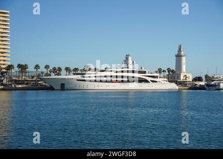 Megayacht, super yacht, dynastie hiverne dans le port de Malaga, Costa del sol, Espagne. Banque D'Images