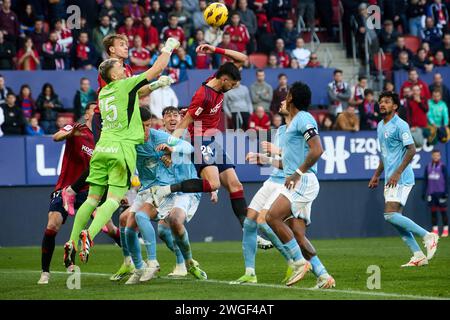 Pamplona, Espagne. 4 février 2024. Sport. Vicente Guaita (25. RC Celta), Pablo Ibañez (19. CA Osasuna) et Alejandro Catena (24. CA Osasuna) lors du match de football de la Liga EA Sports entre CA Osasuna et RC Celta joué au stade El Sadar de Pampelune (Espagne) le 4 février 2024. Crédit : Inigo Alzugaray/cordon Press crédit : CORDON PRESS/Alamy Live News Banque D'Images