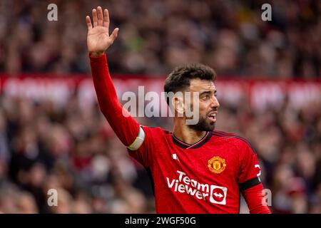 Manchester, Royaume-Uni. 04 février 2024. Manchester, Angleterre, 4 février 2024 : le capitaine de Manchester United Bruno Fernandes portant un brassard noir en hommage aux Busby Babes 8, Geoff Bent, Roger Byrne, Tommy Taylor, Duncan Edwards, Eddie Colman, David Pegg, Billy Whelan et Mark Jones qui ont perdu la vie le 6 février 1958 dans ce qui est devenu connu sous le nom de Munich Air Disaster lors du match de football de Premier League entre Manchester United et West Ham United à Old Trafford à Manchester, Angleterre (Richard Callis/SPP) crédit : SPP Sport Press photo. /Alamy Live News Banque D'Images