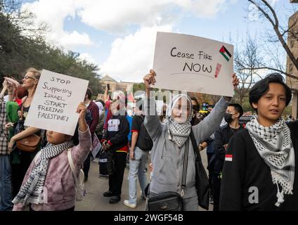 Austin, Texas, États-Unis. 4 février 2024. Plusieurs milliers de partisans d'une Palestine libre et partisans d'un rassemblement de cessez-le-feu au moyen-Orient au Capitole du Texas, marchant ensuite sur Congress Avenue à travers le centre-ville d'Austin. Des signes accusant le président Joe Biden et le gouverneur du Texas Greg Abbott de l'effusion de sang ont été portés par les marcheurs principaux. Crédit : Bob Daemmrich/Alamy Live News Banque D'Images