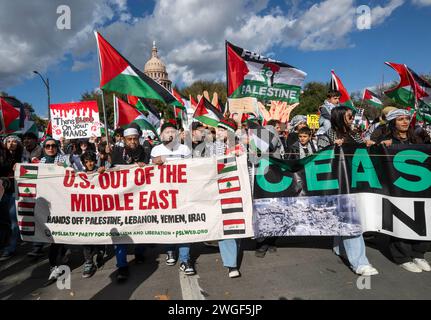 Austin, Texas, États-Unis. 4 février 2024. Plusieurs milliers de partisans d'une Palestine libre et de défenseurs d'un cessez-le-feu au Moyen-Orient au Capitole du Texas le 4 février 2024, marchant ensuite sur Congress Avenue à travers le centre-ville d'Austin. Des signes accusant le président Joe Biden et le gouverneur du Texas Greg Abbott pour l'effusion de sang ont été portés par les principaux marcheurs. (Image de crédit : © Bob Daemmrich/ZUMA Press Wire) USAGE ÉDITORIAL SEULEMENT! Non destiné à UN USAGE commercial ! Banque D'Images