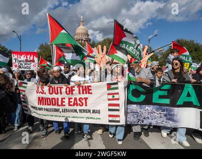 Austin, Texas, États-Unis. 4 février 2024. Plusieurs milliers de partisans d'une Palestine libre et de défenseurs d'un cessez-le-feu au Moyen-Orient au Capitole du Texas le 4 février 2024, marchant ensuite sur Congress Avenue à travers le centre-ville d'Austin. Des signes accusant le président Joe Biden et le gouverneur du Texas Greg Abbott pour l'effusion de sang ont été portés par les principaux marcheurs. (Image de crédit : © Bob Daemmrich/ZUMA Press Wire) USAGE ÉDITORIAL SEULEMENT! Non destiné à UN USAGE commercial ! Banque D'Images