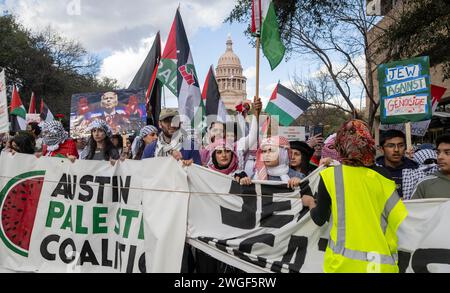 Austin, Texas, États-Unis. 4 février 2024. Plusieurs milliers de partisans d'une Palestine libre et de défenseurs d'un cessez-le-feu au Moyen-Orient au Capitole du Texas le 4 février 2024, marchant ensuite sur Congress Avenue à travers le centre-ville d'Austin. Des signes accusant le président Joe Biden et le gouverneur du Texas Greg Abbott pour l'effusion de sang ont été portés par les principaux marcheurs. (Image de crédit : © Bob Daemmrich/ZUMA Press Wire) USAGE ÉDITORIAL SEULEMENT! Non destiné à UN USAGE commercial ! Banque D'Images