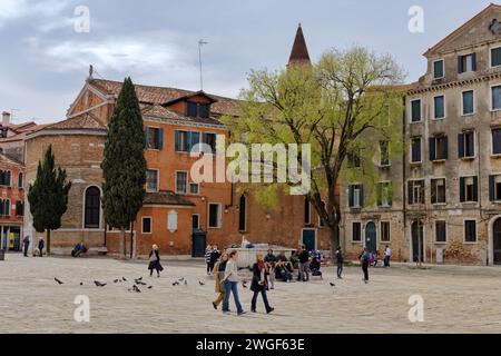 Les habitants se détendent près de l'église San Giacomo dall Orio à Venise en Italie Banque D'Images