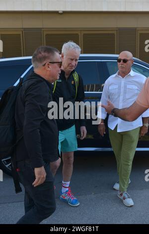 Miami Beach, États-Unis. 03 février 2024. MIAMI BEACH, FLORIDE - 03 FÉVRIER : John McEnroe arrive au Pickleball amateur vs. The Legends Slam 2 Miami Beach 2024 à Lincoln Road Miami Beach le 03 février 2024 à Miami Beach, Floride. (Photo de JL/Sipa USA) crédit : SIPA USA/Alamy Live News Banque D'Images