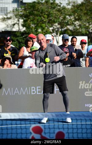 Miami Beach, États-Unis. 03 février 2024. MIAMI BEACH, FLORIDE - 03 FÉVRIER : Andre Agassi au Pickleball amateur 2024 vs The Legends Slam 2 Miami Beach à Lincoln Road Miami Beach le 03 février 2024 à Miami Beach, Floride. (Photo de JL/Sipa USA) crédit : SIPA USA/Alamy Live News Banque D'Images