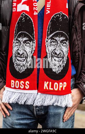 Homme inconnu portant une écharpe Jurgen Klopp avant le match de premier League Arsenal vs Liverpool . Banque D'Images