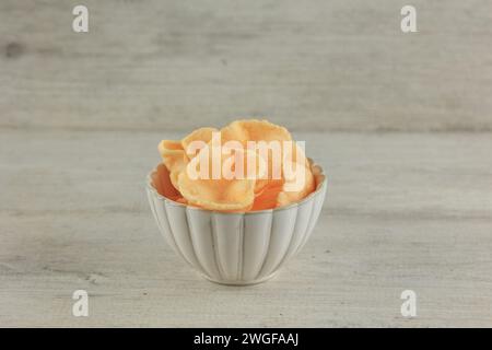 Kerupuk, Krupuk ou Crackers. Fabriqué à partir de farine, crevettes ou pâte de poisson et Deep Fried. Plat d'accompagnement quotidien populaire indonésien Banque D'Images