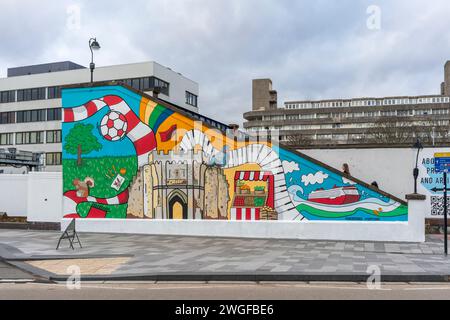 Art vibrant, conçu par l'artiste local Poppy Nash sur le mur d'un pont piétonnier sur le côté sud de la gare centrale de Southampton, Angleterre, Royaume-Uni Banque D'Images