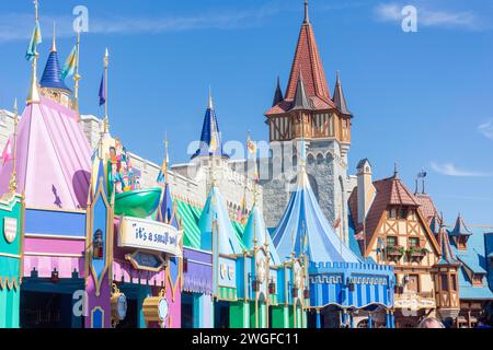 « It's a Small World » et Pinocchio Village Haus, Fantasyland, Magic Kingdom, Walt Disney World Resort, Orlando, Floride, États-Unis d'Amérique Banque D'Images