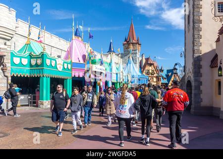 « It's a Small World » et Pinocchio Village Haus, Fantasyland, Magic Kingdom, Walt Disney World Resort, Orlando, Floride, États-Unis d'Amérique Banque D'Images