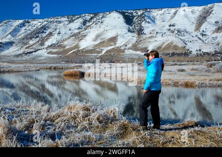 Observation des oiseaux par la rivière Ana jusqu'à Winter Rim, réserve naturelle de Summer Lake, Oregon Outback Scenic Byway, Oregon Banque D'Images