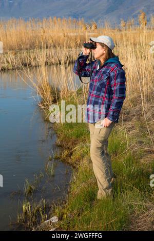 Observation des oiseaux le long de la rivière Ana, réserve naturelle de Summer Lake, Oregon Outback Scenic Byway, Oregon Banque D'Images