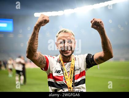 Belo Horizonte, Brésil. 04th Feb, 2024. Rafinha de Sao Paulo célèbre après avoir remporté le Brésil Supercopa après le match entre Palmeiras et Sao Paulo, pour le Brésil Supercopa 2024, au stade Mineirao, à Belo Horizonte le 04 février. Photo : Gledston Tavares /DiaEsportivo/Alamy Live News crédit : DiaEsportivo/Alamy Live News Banque D'Images