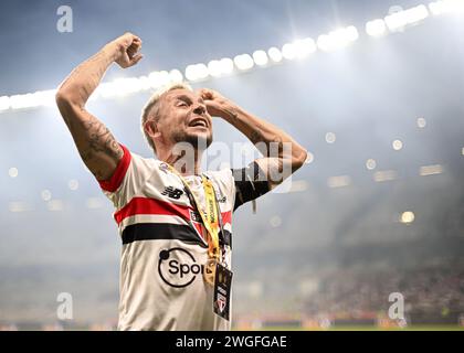 Belo Horizonte, Brésil. 04th Feb, 2024. Rafinha de Sao Paulo célèbre après avoir remporté le Brésil Supercopa après le match entre Palmeiras et Sao Paulo, pour le Brésil Supercopa 2024, au stade Mineirao, à Belo Horizonte le 04 février. Photo : Gledston Tavares /DiaEsportivo/Alamy Live News crédit : DiaEsportivo/Alamy Live News Banque D'Images