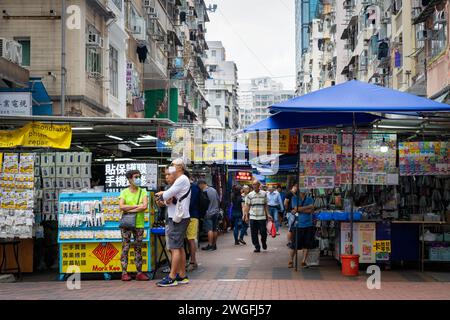 Marché de rue bondé avec des gens marchant et des vendeurs debout Banque D'Images