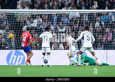 Madrid, Espagne. 4 février 2024. Brahim Diaz (C) du Real Madrid marque un but lors du match de football de la ligue espagnole (la Liga) entre le Real Madrid et l'Atlético de Madrid au stade Santiago Bernabeu de Madrid, en Espagne, le 4 février 2024. Crédit : Gustavo Valiente/Xinhua/Alamy Live News Banque D'Images