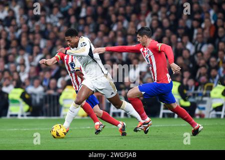 Madrid, Espagne. 4 février 2024. Jude Bellingham (C) du Real Madrid fait une percée lors du match de football de la ligue espagnole (la Liga) entre le Real Madrid et l'Atletico de Madrid au stade Santiago Bernabeu de Madrid, en Espagne, le 4 février 2024. Crédit : Gustavo Valiente/Xinhua/Alamy Live News Banque D'Images