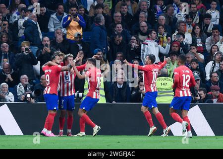 Madrid, Espagne. 4 février 2024. Les joueurs de l'Atletico de Madrid célèbrent un but lors du match de football de la ligue espagnole (la Liga) entre le Real Madrid et l'Atletico de Madrid au stade Santiago Bernabeu de Madrid, en Espagne, le 4 février 2024. Crédit : Gustavo Valiente/Xinhua/Alamy Live News Banque D'Images