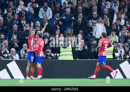 Madrid, Espagne. 4 février 2024. Les joueurs de l'Atletico de Madrid célèbrent un but lors du match de football de la ligue espagnole (la Liga) entre le Real Madrid et l'Atletico de Madrid au stade Santiago Bernabeu de Madrid, en Espagne, le 4 février 2024. Crédit : Gustavo Valiente/Xinhua/Alamy Live News Banque D'Images