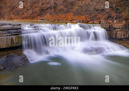 Photo hivernale longue exposition des chutes inférieures du parc d'État de Taughannock Falls près d'Ithaca NY. (02-03-2024) Banque D'Images