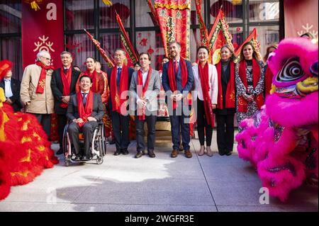 Madrid, Espagne. 2 février 2024. Jose Luis Martinez Almeida, maire de Madrid pose pour une photo avec d'autres autorités lors de la présentation de la programmation culturelle de la ville de Madrid pour le nouvel an chinois, l'année du Dragon, au Centre culturel chinois de Madrid. (Crédit image : © Alberto Gardin/SOPA images via ZUMA Press Wire) USAGE ÉDITORIAL SEULEMENT! Non destiné à UN USAGE commercial ! Banque D'Images