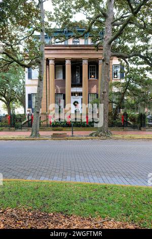 Les colonnes du Temple du vent à la maison Harper Fowlkes dans l'historique Savannah, Géorgie ; architecture néo-grecque sur Orléans Square. Banque D'Images