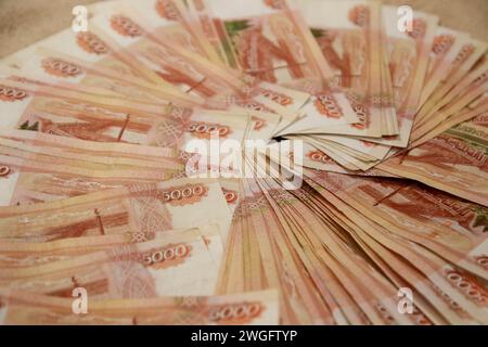 Russie. 04th Feb, 2024. Dans cette illustration photo, une collection de cinq mille billets de banque en roubles russes. Crédit : SOPA images Limited/Alamy Live News Banque D'Images