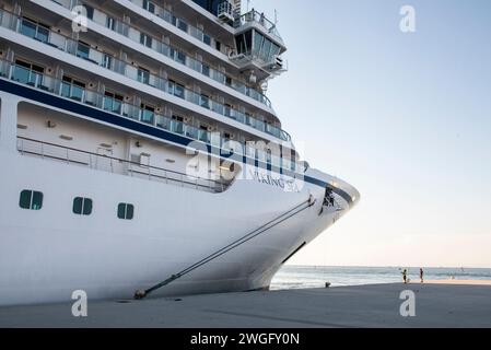 Le bateau de croisière Viking accoste au port de Chioggia dans la lagune vénitienne, en Italie Banque D'Images