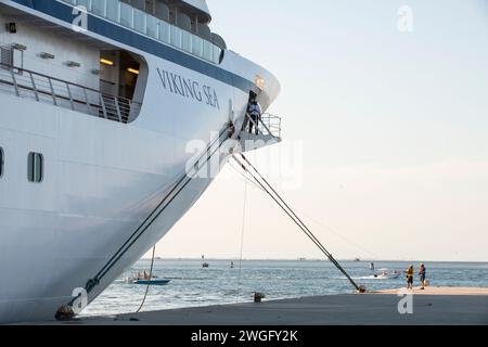 Le bateau de croisière Viking accoste au port de Chioggia dans la lagune vénitienne, en Italie Banque D'Images