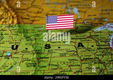 Drapeau des États-Unis d'Amérique sur la carte politique du monde. Photo de haute qualité Banque D'Images