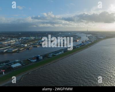 Bremerhaven, Brême, Allemagne, 29 décembre 2023 : Port industriel de Bremerhaven, ville au bord de la mer du Nord. Banque D'Images