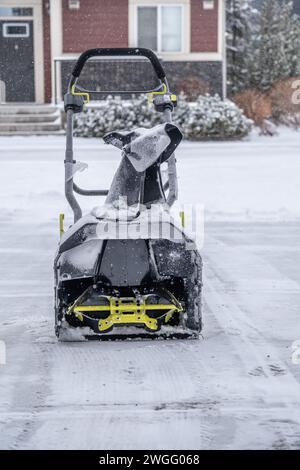 Souffleuse à neige électrique sans fil sur l'allée pour déneiger en hiver Banque D'Images