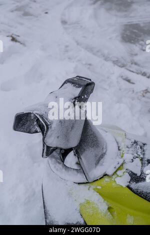 Souffleuse à neige électrique sans fil sur l'allée pour déneiger en hiver Banque D'Images