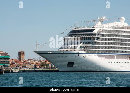 Le navire de croisière Viking a accosté au port de Chioggia, dans la lagune vénitienne, en Italie Banque D'Images