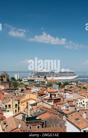 Le navire de croisière Viking a accosté au port de Chioggia, dans la lagune vénitienne, en Italie Banque D'Images