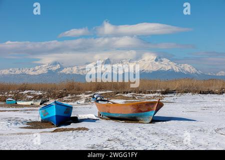 Paysage d'hiver, lac Beysehir et montagne Dedegol en arrière-plan, Banque D'Images