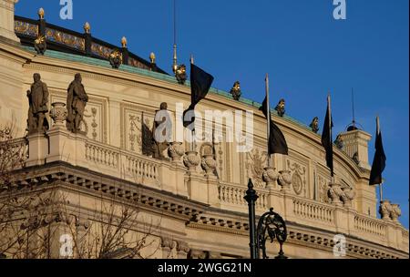 Prague, République tchèque - 10 janvier 2024 : des drapeaux noirs flottent à l'Université Charles pour commémorer les 14 morts dans la fusillade de masse à Prague Banque D'Images