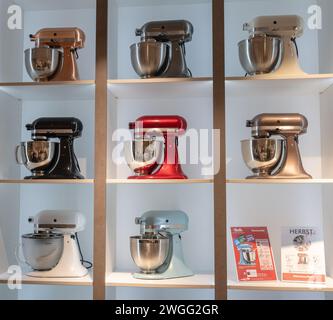 14.12.2019 Koblenz, allemagne - modèle de mélangeurs d'aide à la cuisine avec différentes couleurs pastel sur fond blanc dans un magasin. Banque D'Images