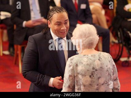 Photo du dossier datée du 29/06/17 d'Alex Holmes, le fondateur de anti-Bullie Ambassadors, recevant un prix Queen's Young leaders Award pour 2017 de la reine Elizabeth II lors d'une cérémonie au palais de Buckingham à Londres. Lord Janvrin, qui est président du Comité commémoratif de la Reine Elizabeth, a déclaré que les vues pratiques d'Elizabeth II seront dans son esprit alors qu'il se lance dans la tâche de créer un hommage durable au monarque régnant le plus longtemps de la nation. Date d'émission : lundi 5 février 2024. Banque D'Images