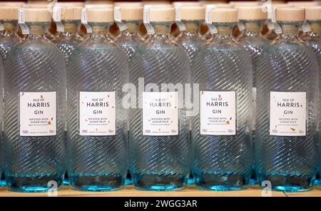 Photo du dossier datée du 18/10/16 des bouteilles de gin Harris de la distillerie de l'île de Harris qui a été officiellement ouverte par le Prince Charles lors d'une visite à la distillerie de l'île de Harris. Les chimistes ont testé une nouvelle technique qui prend une «empreinte chimique» du gin en quelques secondes, ce qui pourrait aider les producteurs à assurer l'avenir de leurs gins et à effectuer le contrôle de la qualité. Date d'émission : lundi 5 février 2024. Banque D'Images